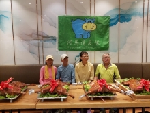 PB300065.jpg (307625 bytes)